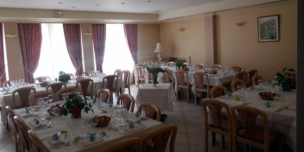 Logis Hotel Restaurant Des Voyageurs Pont-de-Salars Eksteriør bilde