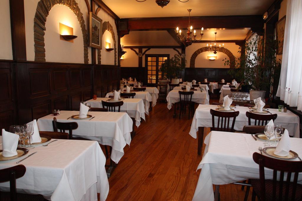 Logis Hotel Restaurant Des Voyageurs Pont-de-Salars Rom bilde