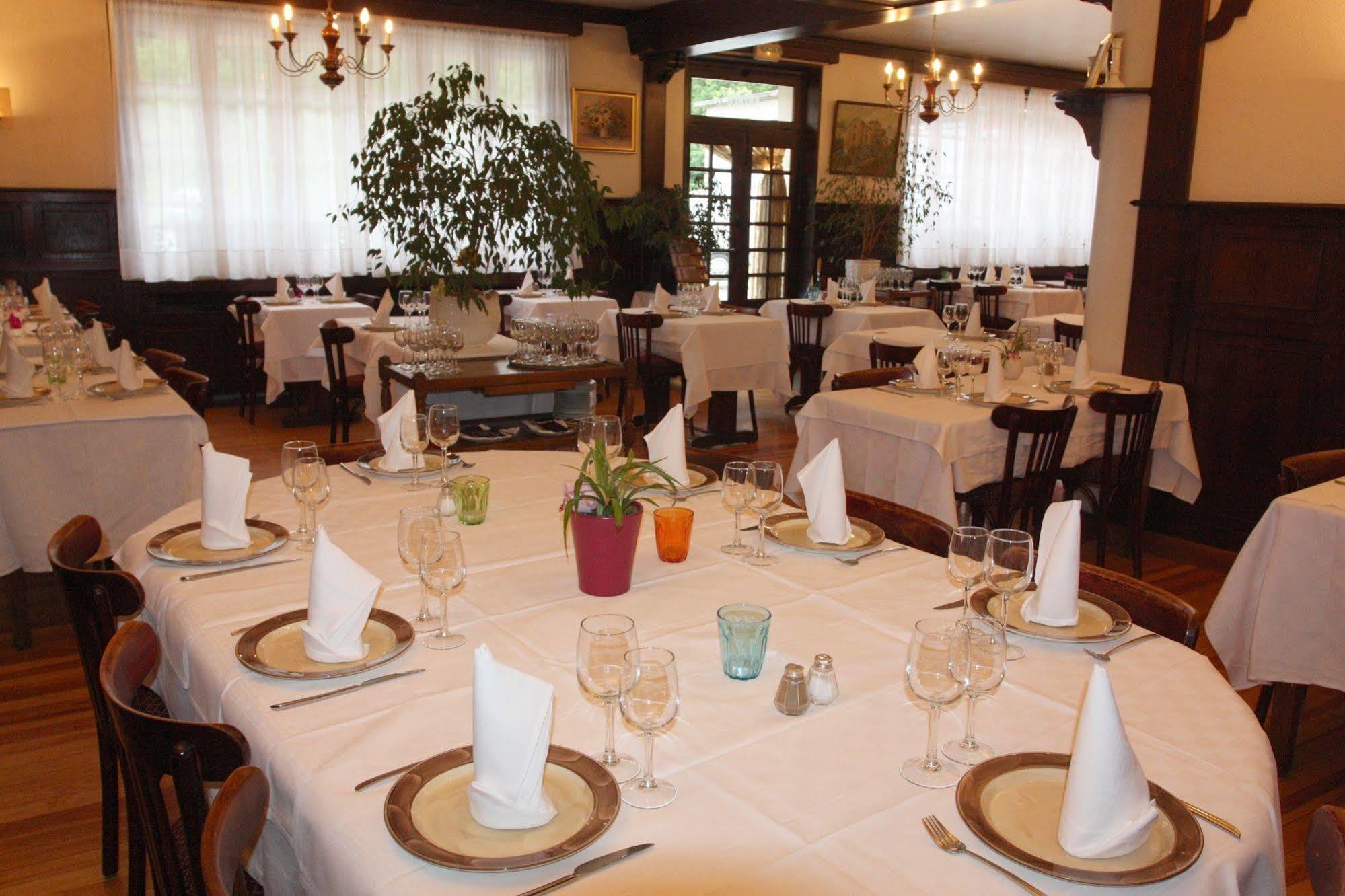 Logis Hotel Restaurant Des Voyageurs Pont-de-Salars Eksteriør bilde